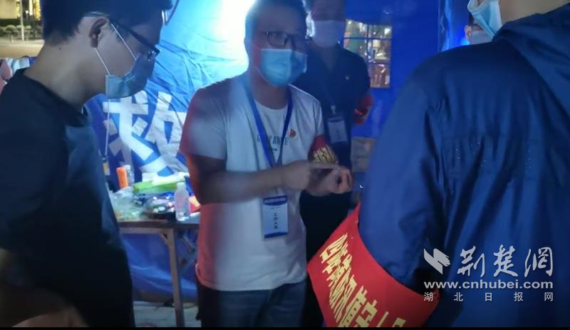 |防汛哨棚里的凌晨交接班