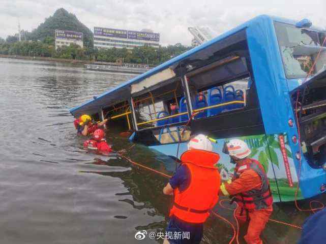 贵州公交坠湖已致2人死亡
