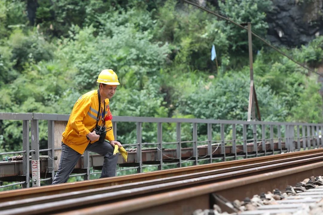 徒步走|大雨来袭！两位老兵徒步走进深山里