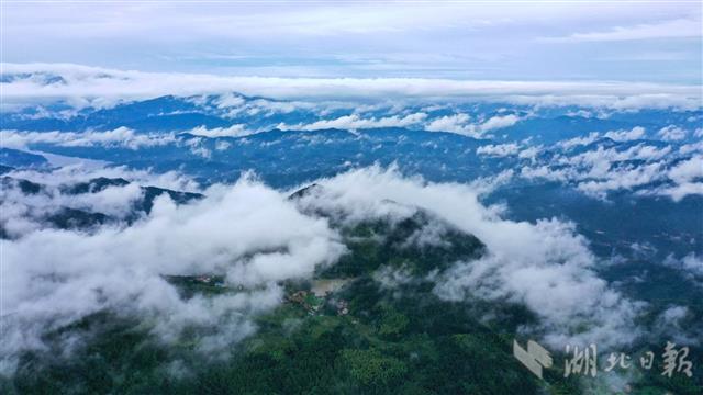 |大别山雨后现云海奇观