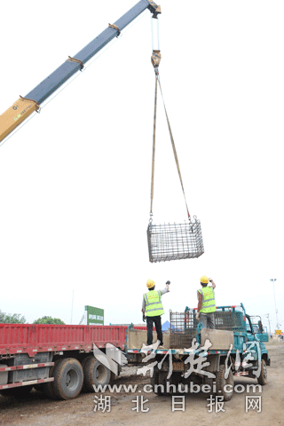 |中建三局一公司防汛抢险突击队彻夜守护府河大堤