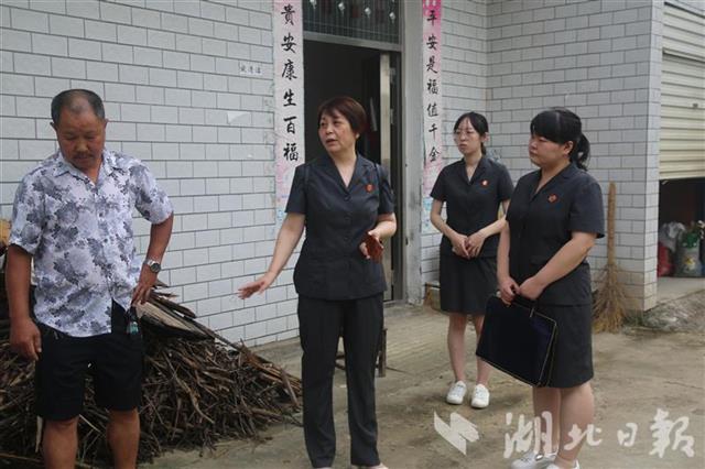 |房屋现裂缝状告泥瓦工赔偿损失 法官现场释法促调解