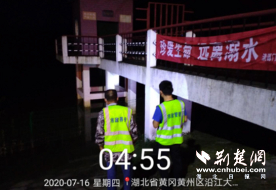 |黄冈城管：不畏风雨冲前线，筑牢防汛排涝“安全网”