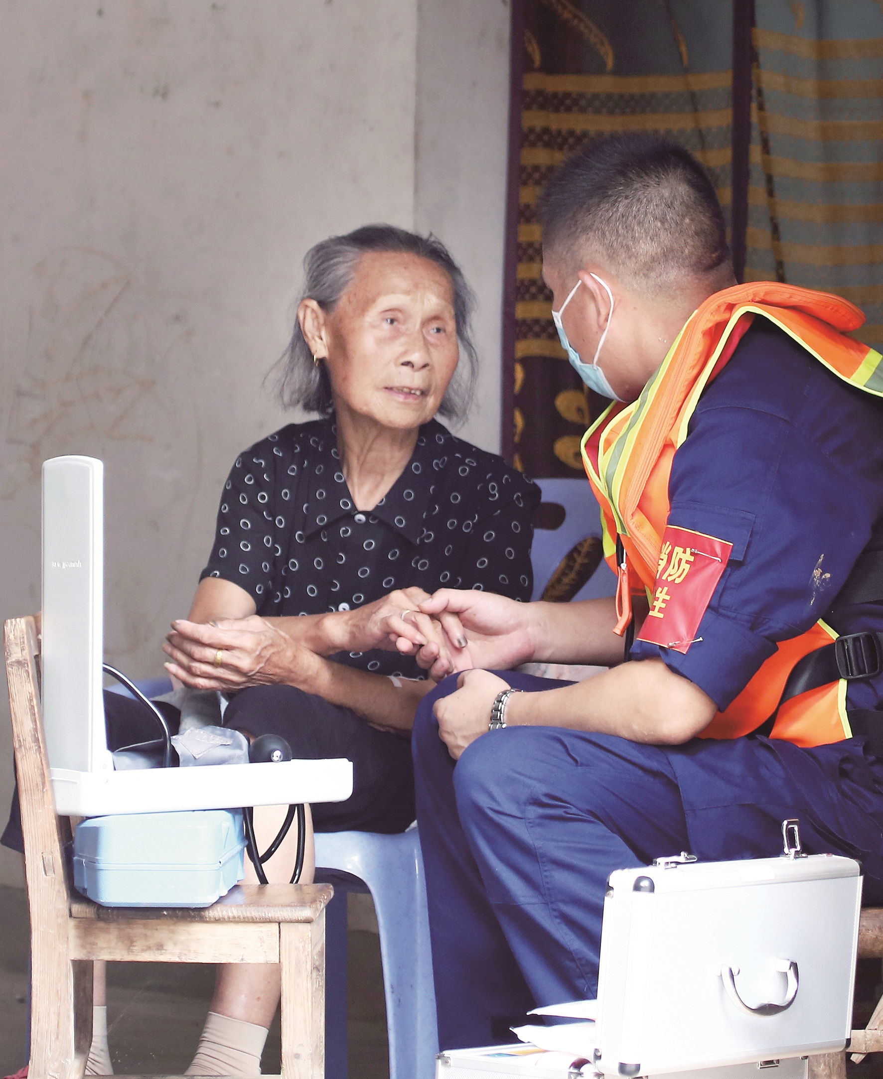 |湖北消防驰援江西抗洪抢险 “战地医生”进村义诊