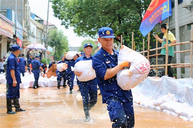 |鄱阳湖湖水倒灌 湖北消防两小时抢出一条“旱路”