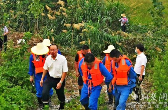 |争分夺秒堵管涌——大冶有色参与长江富池上巢湖段江堤突发重大管涌抢险纪实