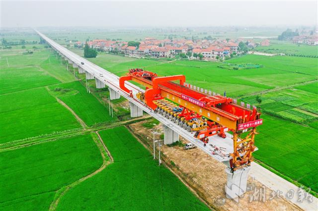 |洪水退后，黄黄高铁快速复工