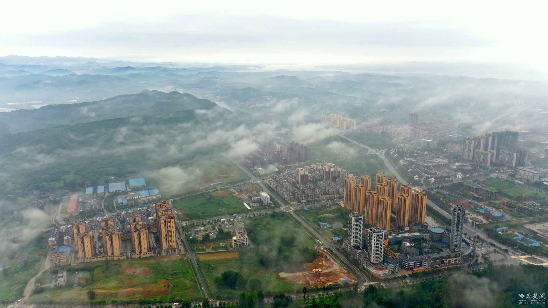 |航拍丹江口：雨后初晴仙气绕 水墨丹青入画来