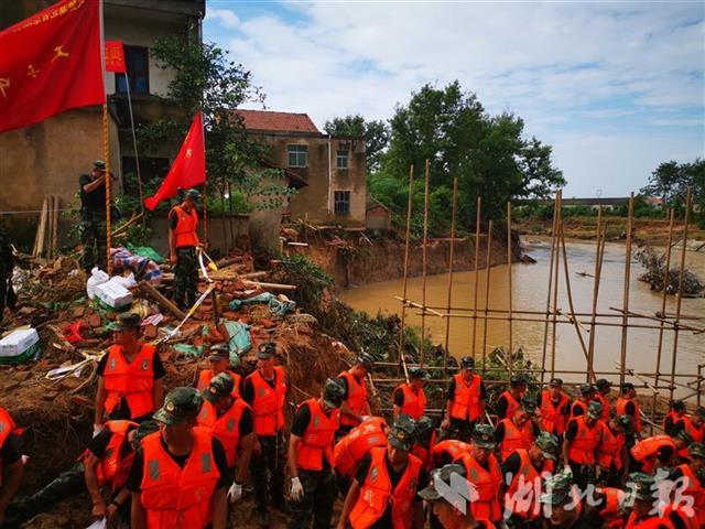 |“快！快！跑起来！”武警官兵与民兵携手筑坝