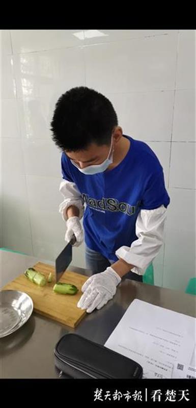 |这个学校为18名考生定制校考，其中两人考完中考再来赶考