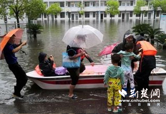 |黄冈城管：不畏风雨冲前线，筑牢防汛排涝“安全网”