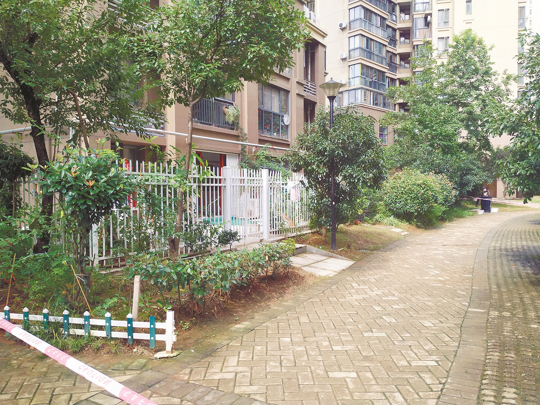 |7岁男童11楼坠下不幸被栅栏尖刺中 消防破拆送医未能救回他