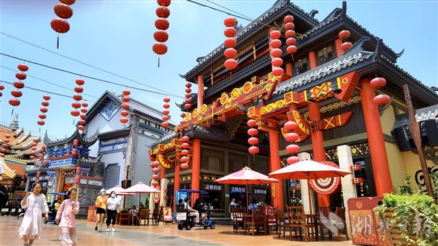|荆州“方特”迎暑期游客