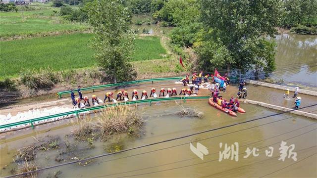|湖北消防援赣抗洪突击队：烈日下抢筑连心路 打通村民出行“肠梗阻”