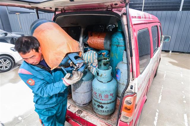 |湖北省四成液化气充装站实现可追溯，对不合格气瓶自动锁枪
