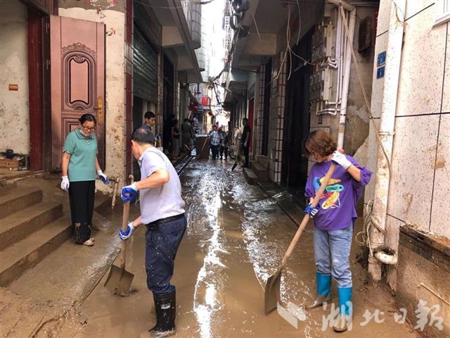 |建始县茨泉社区书记向初东：每个党员都是一面旗帜，哪里最危险就往那里去