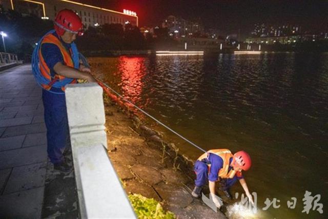 |昼夜坚守，鄱阳湖畔湖北消防守堤人