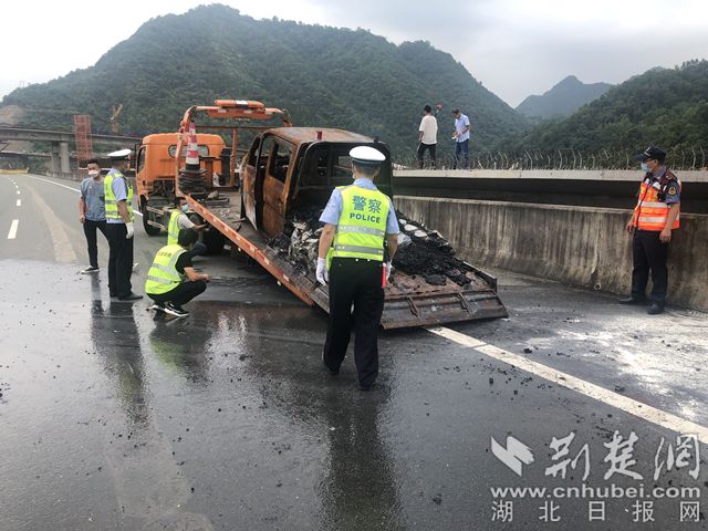 |鄂西北高速人开展交通事故应急救援演练