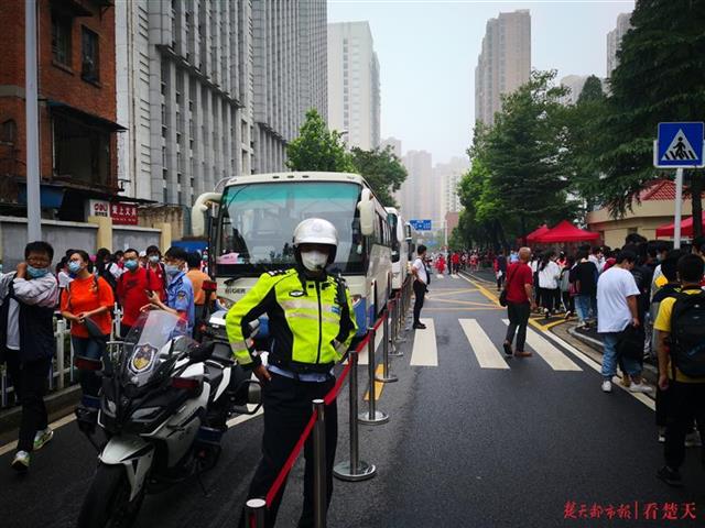 |中考首日：汉警快骑开道警车前后护卫5辆送考大巴，中途借道武钢厂区
