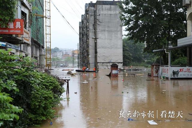 |恩施军分区官兵洪水中搭人梯翻窗救人