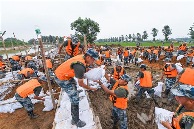 |军民联手封堵两百米长溃口