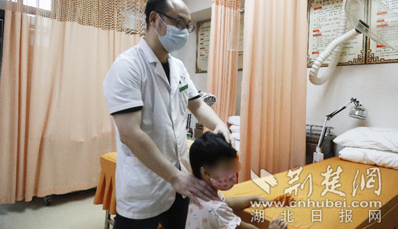 |6岁女童沉迷电子产品患上颈椎病
