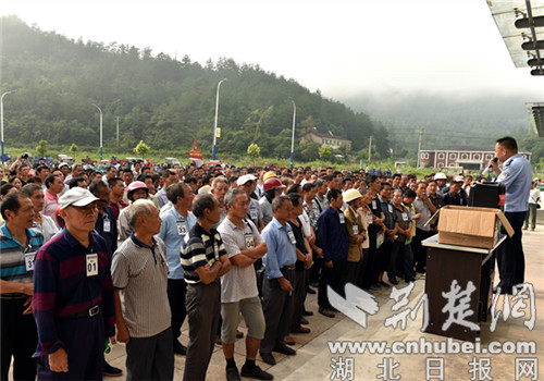 |南漳交警“流动车管所”走进山区