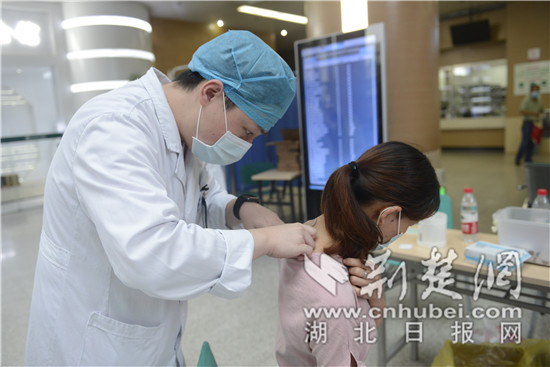 |头伏天“免疫贴”倍受市民青睐 医生提醒：梅雨季节不影响冬病夏治