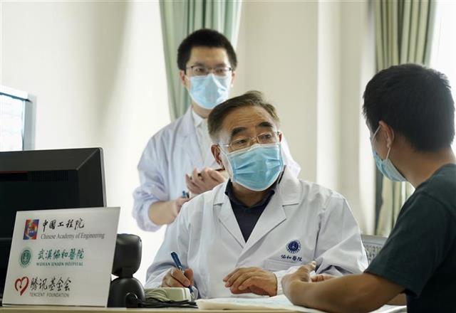 |在武汉协和医院，张伯礼院士为他们特别出诊