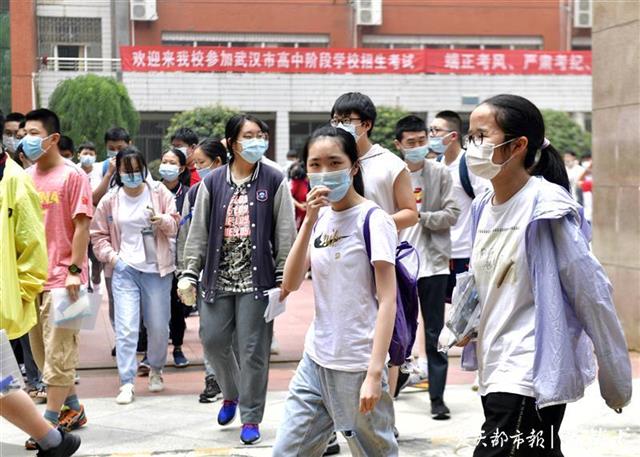 |中考首日结束，考生表情轻松，步伐欢快