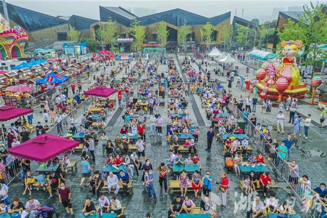 |武汉园博园汉口里竹床文化节吸引游人