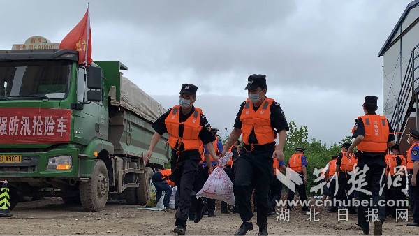 |武昌城管开展防汛抢险应急实战演练