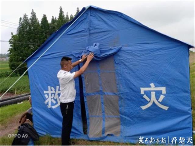 |日夜奋战抗洪抢险一线，黝黑皮肤是他的荣誉勋章