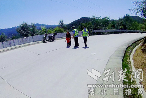 |保康民警助迷路男童找到家人