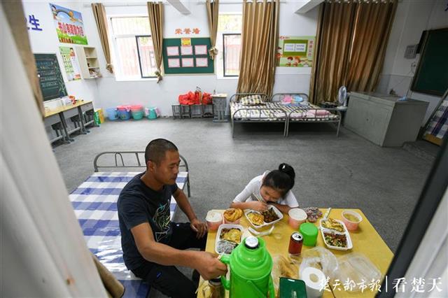 |小学改造成防汛安置点，为肾透析老人提供专车接送