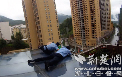 |男子欲跳楼轻生 保康民辅警挺身搭人梯救援