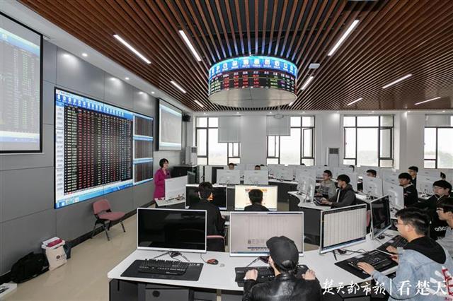 |高校携手企业打造就业直通车，?武汉学院15名金融学子团签华为