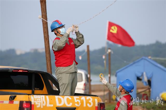 |紧急架线 照亮巡堤路
