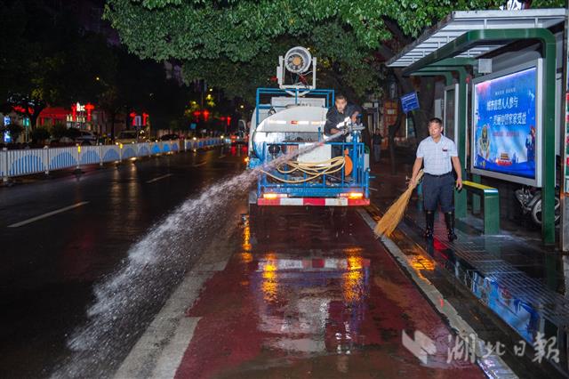 |建始：环卫工人连夜清洗道路（图）