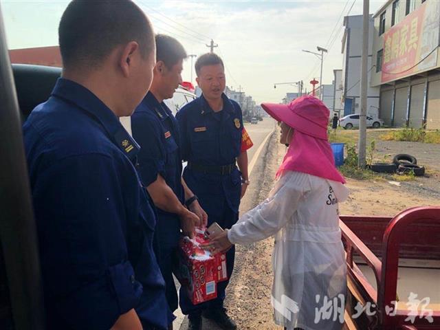 |看到你们就想起了儿子湖北消防支援江西抗洪 “兵妈妈”拦车送饮料
