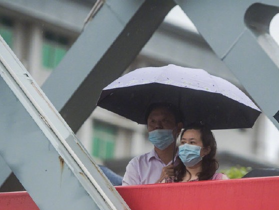 孩子高考，家长在雨中等候