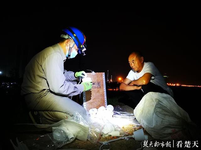 |深夜紧急加装千盏明灯，沌口防汛堤坝亮起蜿蜒灯带