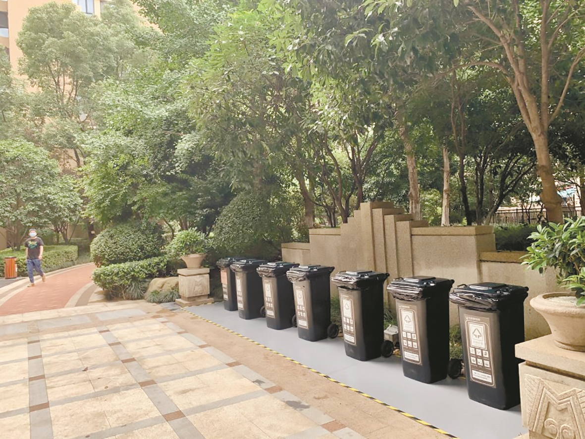 |高档小区撤走楼层垃圾桶引争议 部分业主要求恢复 物业吁请适应垃圾分类大趋势