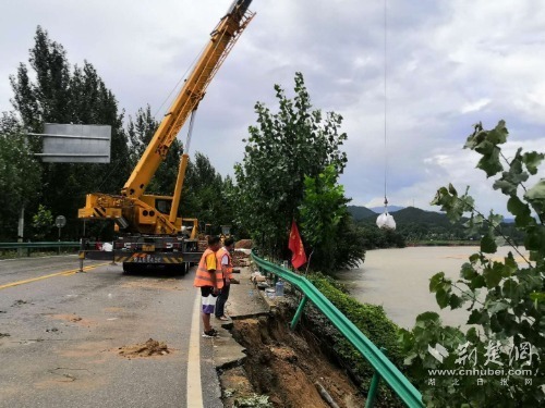 |英山交通运输部门300余人冲在抢险保通最前线