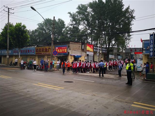 |中考首日：汉警快骑开道警车前后护卫5辆送考大巴，中途借道武钢厂区