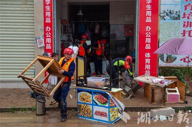 |湖北建始：暴雨引发城市内涝 救援队伍迅速抢险
