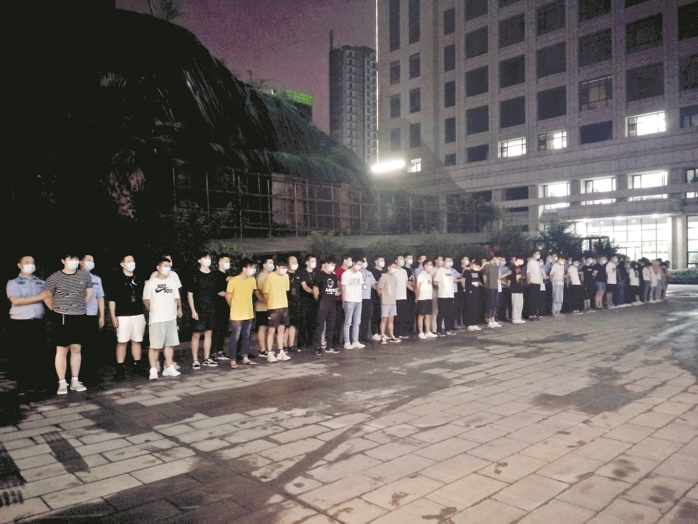 |炒股诈骗窝点惊现反侦查教程 一女子被骗走69万 十堰警方抓了29名股票骗子