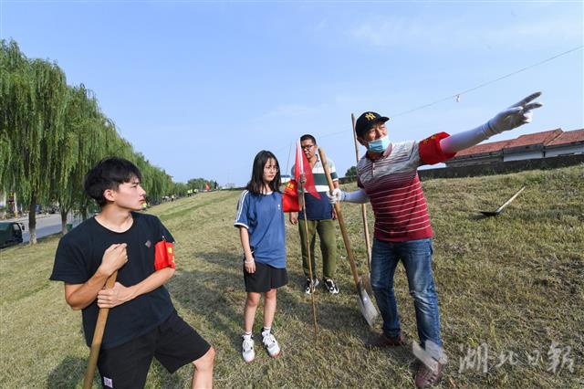|“00后”大学生巡堤查险