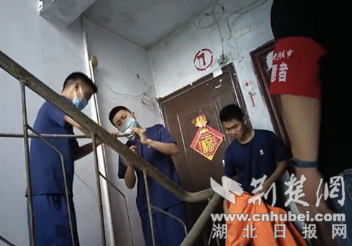 |襄城消防员摘除马蜂窝 消除居民安全隐患