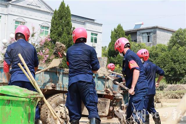 |江西抗洪清淤一线湖北消防助力恢复生产生活